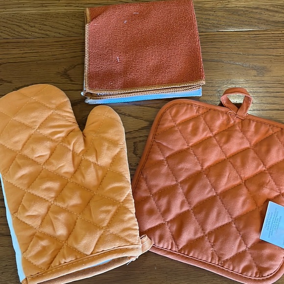 Autumn Gnome, set of Oven Mitt, Pot holder, and 2 Microfiber Dishcloths. - Picture 5 of 6